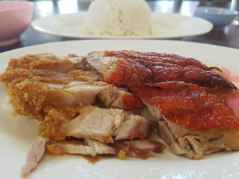 ข้าวเป็ดย่างหมูกรอบ